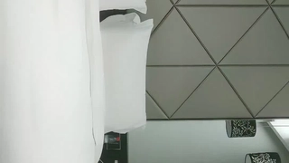 趁着她男朋友不注意，和继妹在厨房做爱