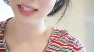 在这个老视频中,一根大黑鸡巴的面部射精和射精