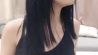 Dominatrix指导一个顺从的少女进行阴部口交和阴道跳水