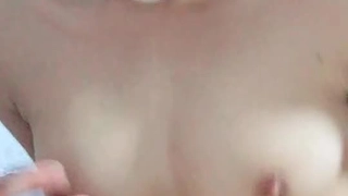 調教小母狗，乖巧蘿莉讓小哥鏡頭前玩弄，撅著屁股肛塞爆菊花，奶頭給她夾上道具玩弄騷穴