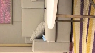 矜持的棕发大学女孩和Sizzling网络摄像头表演者Adrian Maya进行了一场肮脏的束缚遭遇。