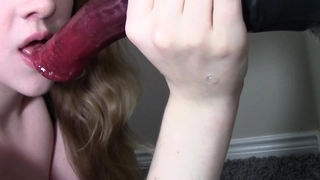 少女女儿被抓到看她的继父洗澡并接受他的阴茎